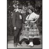 Nagyobb méret, Szendrő István fotóművészeti alkotása, fiatal pár őcsényi (Tolna megye) népviseletben, kalap, szoknya, ékszerek, 1930-as évek. Eredeti, pecséttel jelzett fotó. 