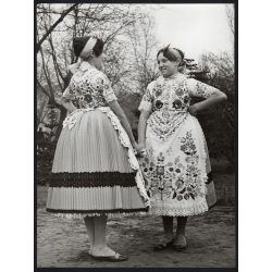   Nagyobb méret, Szendrő István fotóművészeti alkotása, lányok géderlaki (Bács-Kiskun megye) népviseletben, díszes szoknya, 1930-as évek. 