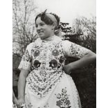 Nagyobb méret, Szendrő István fotóművészeti alkotása, lányok géderlaki (Bács-Kiskun megye) népviseletben, díszes szoknya, 1930-as évek. 