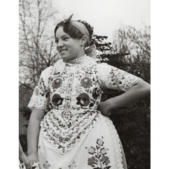 Nagyobb méret, Szendrő István fotóművészeti alkotása, lányok géderlaki (Bács-Kiskun megye) népviseletben, díszes szoknya, 1930-as évek. 