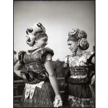 Nagyobb méret, Szendrő István fotóművészeti alkotása, lányok mezőkövesdi (Borsod-Abaúj-Zemplén megye) népviseletben, Matyók, fejfedő, 1930-as évek. 