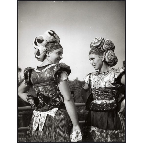 Nagyobb méret, Szendrő István fotóművészeti alkotása, lányok mezőkövesdi (Borsod-Abaúj-Zemplén megye) népviseletben, Matyók, fejfedő, 1930-as évek. 