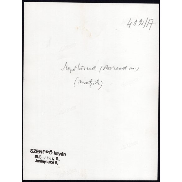 Nagyobb méret, Szendrő István fotóművészeti alkotása, lányok mezőkövesdi (Borsod-Abaúj-Zemplén megye) népviseletben, Matyók, fejfedő, 1930-as évek. 