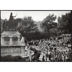   Nagyobb méret, Szendrő István fotóművészeti alkotása, Gyöngyösbokréta mozgalom, mise a budai várban, Budapest, ünnepnap, Szent István lovasszobra, tömeg, népviselet, egyházi méltóságok, 1930-as évek. 