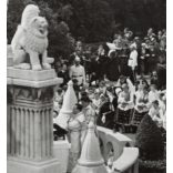 Nagyobb méret, Szendrő István fotóművészeti alkotása, Gyöngyösbokréta mozgalom, mise a budai várban, Budapest, ünnepnap, Szent István lovasszobra, tömeg, népviselet, egyházi méltóságok, 1930-as évek. 