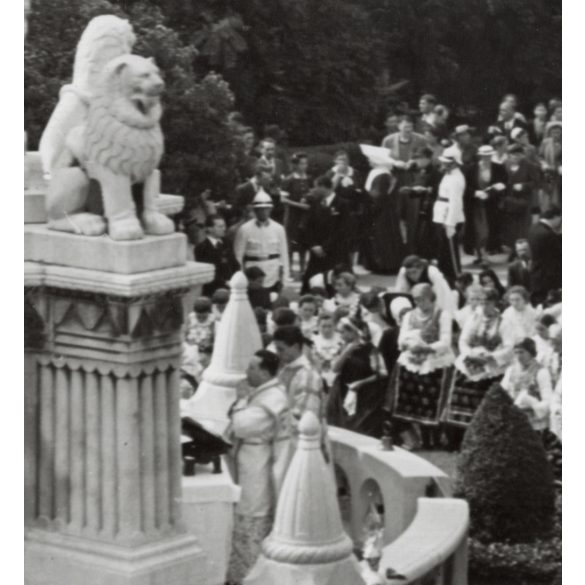 Nagyobb méret, Szendrő István fotóművészeti alkotása, Gyöngyösbokréta mozgalom, mise a budai várban, Budapest, ünnepnap, Szent István lovasszobra, tömeg, népviselet, egyházi méltóságok, 1930-as évek. 