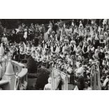 Nagyobb méret, Szendrő István fotóművészeti alkotása, Gyöngyösbokréta mozgalom, mise a budai várban, Budapest, ünnepnap, Szent István lovasszobra, tömeg, népviselet, egyházi méltóságok, 1930-as évek. 