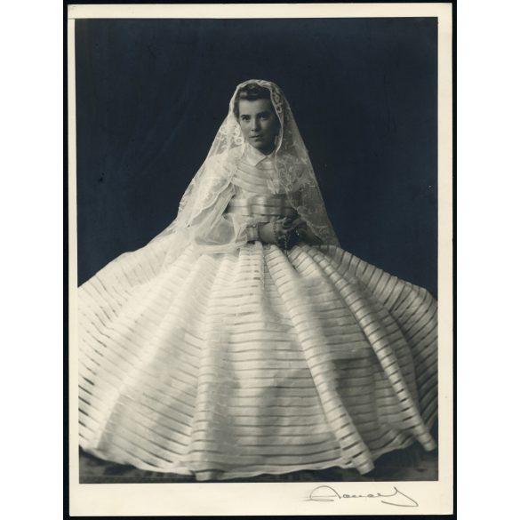 Nagyobb méret, menyasszony gyönyörű ruhában, esküvő, elegáns nő, Horthy-korszak, Magyarország, 1930-as évek, Eredeti szignózott fotó, papírkép.  