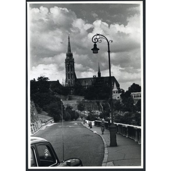 Nagyobb méret, Mercedes autó a Vár oldalában, Budapest, Vár, Mátyás templom, jármű, közlekedés, szocializmus, 1958, 1950-es évek, Eredeti fotó, hátulján feliratozott fotóművészeti alkotás.