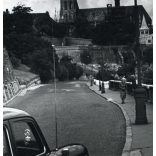 Nagyobb méret, Mercedes autó a Vár oldalában, Budapest, Vár, Mátyás templom, jármű, közlekedés, szocializmus, 1958, 1950-es évek, Eredeti fotó, hátulján feliratozott fotóművészeti alkotás.