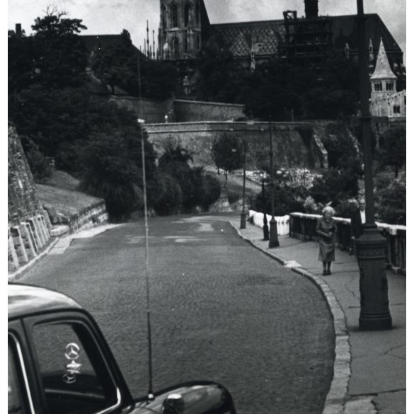 Nagyobb méret, Mercedes autó a Vár oldalában, Budapest, Vár, Mátyás templom, jármű, közlekedés, szocializmus, 1958, 1950-es évek, Eredeti fotó, hátulján feliratozott fotóművészeti alkotás.