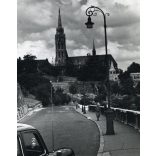 Nagyobb méret, Mercedes autó a Vár oldalában, Budapest, Vár, Mátyás templom, jármű, közlekedés, szocializmus, 1958, 1950-es évek, Eredeti fotó, hátulján feliratozott fotóművészeti alkotás.