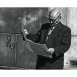 Nagyobb méret, férfi Népszabadság napilappal, Ikarus (?) babakocsival, Budapest, Józsefváros, Nemzeti Múzeum, Vasvári Pál dombormű, sajtótörténet, szocializmus, helytörténet, 1960-as évek, Eredeti fot