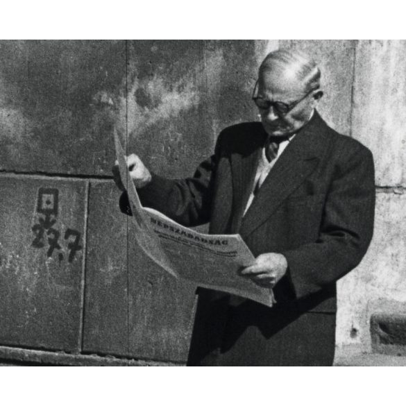 Nagyobb méret, férfi Népszabadság napilappal, Ikarus (?) babakocsival, Budapest, Józsefváros, Nemzeti Múzeum, Vasvári Pál dombormű, sajtótörténet, szocializmus, helytörténet, 1960-as évek, Eredeti fot