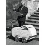 Nagyobb méret, férfi Népszabadság napilappal, Ikarus (?) babakocsival, Budapest, Józsefváros, Nemzeti Múzeum, Vasvári Pál dombormű, sajtótörténet, szocializmus, helytörténet, 1960-as évek, Eredeti fot