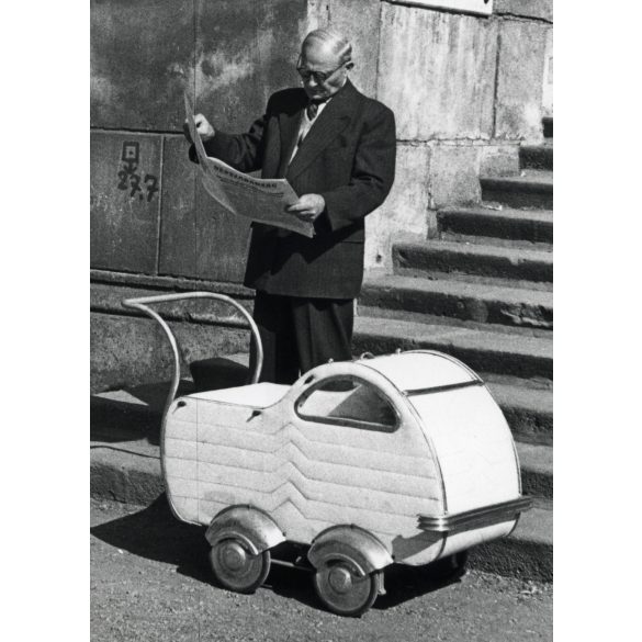 Nagyobb méret, férfi Népszabadság napilappal, Ikarus (?) babakocsival, Budapest, Józsefváros, Nemzeti Múzeum, Vasvári Pál dombormű, sajtótörténet, szocializmus, helytörténet, 1960-as évek, Eredeti fot