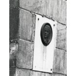 Nagyobb méret, férfi Népszabadság napilappal, Ikarus (?) babakocsival, Budapest, Józsefváros, Nemzeti Múzeum, Vasvári Pál dombormű, sajtótörténet, szocializmus, helytörténet, 1960-as évek, Eredeti fot