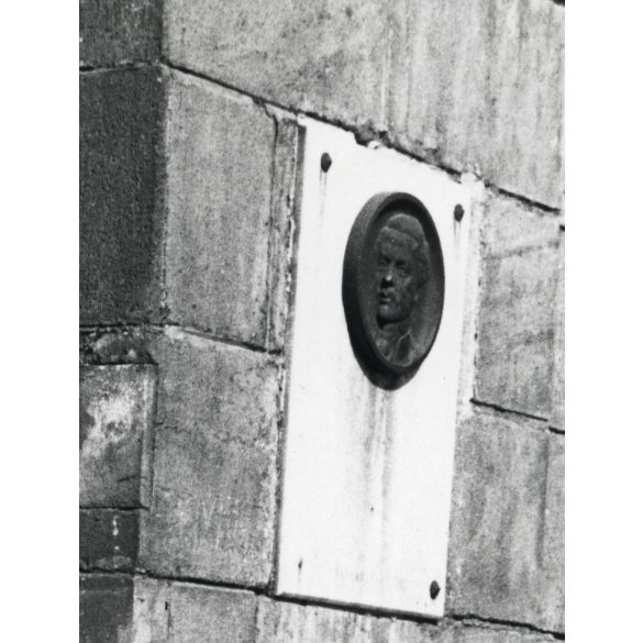 Nagyobb méret, férfi Népszabadság napilappal, Ikarus (?) babakocsival, Budapest, Józsefváros, Nemzeti Múzeum, Vasvári Pál dombormű, sajtótörténet, szocializmus, helytörténet, 1960-as évek, Eredeti fot