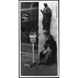   Nagyobb méret, idős nő mérleggel, Budapest, szobor, kirakat, szocializmus, 1970-es évek, Eredeti fotó, fotóművészeti alkotás.  