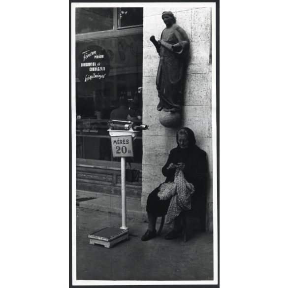 Nagyobb méret, idős nő mérleggel, Budapest, szobor, kirakat, szocializmus, 1970-es évek, Eredeti fotó, fotóművészeti alkotás.  