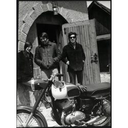   Nagyobb méret, fiatalok Jawa California motorkerékpárral, jármű, közlekedés, szocializmus, 1970-es évek, Eredeti fotó, fotóművészeti alkotás.  