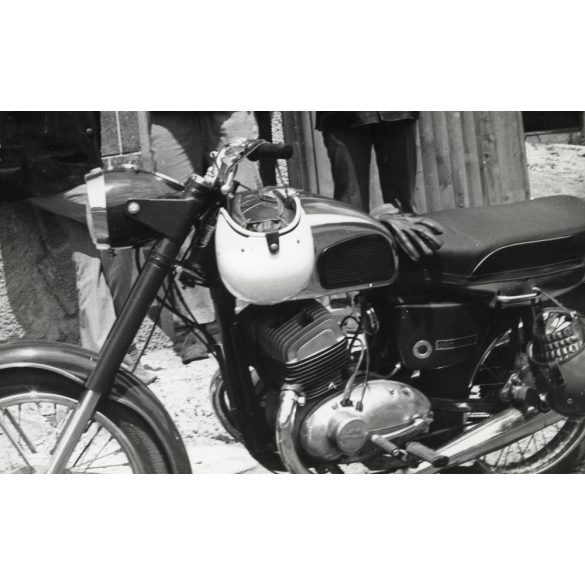 Nagyobb méret, fiatalok Jawa California motorkerékpárral, jármű, közlekedés, szocializmus, 1970-es évek, Eredeti fotó, fotóművészeti alkotás.  