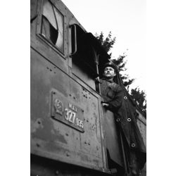   Kotnyek Antal fotóriporter munkája, MÁV 327 gőzmozdony, vasút, mozdonyvezető, foglalkozás, jármű, közlekedés, kommunizmus, 1950-es évek,  Eredeti nagyméretű fotó negatív! 