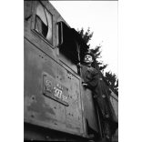 Kotnyek Antal fotóriporter munkája, MÁV 327 gőzmozdony, vasút, mozdonyvezető, foglalkozás, jármű, közlekedés, kommunizmus, 1950-es évek,  Eredeti nagyméretű fotó negatív! 