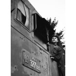 Kotnyek Antal fotóriporter munkája, MÁV 327 gőzmozdony, vasút, mozdonyvezető, foglalkozás, jármű, közlekedés, kommunizmus, 1950-es évek,  Eredeti nagyméretű fotó negatív! 