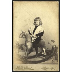   Kató műterem, Kolozsvár, Erdély, Dr. Höncz Arisztid (később orvos, fogorvos, hegymászó, Dr. Höncz Kálmán szájsebész fia) gyerekkori portréja, díszes ruha, hintaló, ismert, monarchia, helytörténet, 