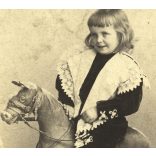 Kató műterem, Kolozsvár, Erdély, Dr. Höncz Arisztid (később orvos, fogorvos, hegymászó, Dr. Höncz Kálmán szájsebész fia) gyerekkori portréja, díszes ruha, hintaló, ismert, monarchia, helytörténet, 