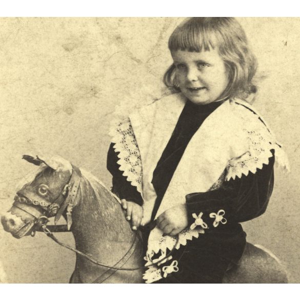 Kató műterem, Kolozsvár, Erdély, Dr. Höncz Arisztid (később orvos, fogorvos, hegymászó, Dr. Höncz Kálmán szájsebész fia) gyerekkori portréja, díszes ruha, hintaló, ismert, monarchia, helytörténet, 