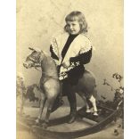 Kató műterem, Kolozsvár, Erdély, Dr. Höncz Arisztid (később orvos, fogorvos, hegymászó, Dr. Höncz Kálmán szájsebész fia) gyerekkori portréja, díszes ruha, hintaló, ismert, monarchia, helytörténet, 