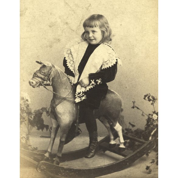 Kató műterem, Kolozsvár, Erdély, Dr. Höncz Arisztid (később orvos, fogorvos, hegymászó, Dr. Höncz Kálmán szájsebész fia) gyerekkori portréja, díszes ruha, hintaló, ismert, monarchia, helytörténet, 