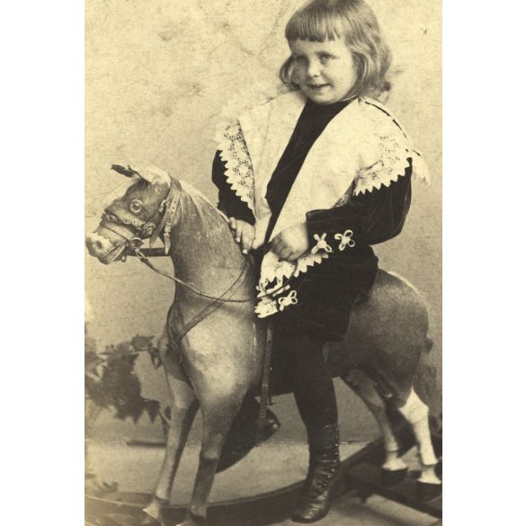 Kató műterem, Kolozsvár, Erdély, Dr. Höncz Arisztid (később orvos, fogorvos, hegymászó, Dr. Höncz Kálmán szájsebész fia) gyerekkori portréja, díszes ruha, hintaló, ismert, monarchia, helytörténet, 