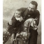 Dunky fivérek műterme, Kolozsvár, Erdély, Dr. Höncz Kálmán szájsebész, a kolozsvári Ferenc József Tudományegyetem orvosi karának címzetes rendkívüli tanára és fia, Höncz Arisztid (később orvos, fogorv