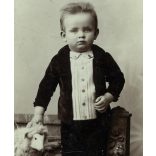 Nagyobb méret, Dunky fivérek műterme, Kolozsvár, Erdély, Dr. Höncz Arisztid (később orvos, fogorvos, hegymászó, Dr. Höncz Kálmán szájsebész fia) gyerekkori portréja, díszes ruha, guruló játék bárány, 