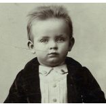 Nagyobb méret, Dunky fivérek műterme, Kolozsvár, Erdély, Dr. Höncz Arisztid (később orvos, fogorvos, hegymászó, Dr. Höncz Kálmán szájsebész fia) gyerekkori portréja, díszes ruha, guruló játék bárány, 