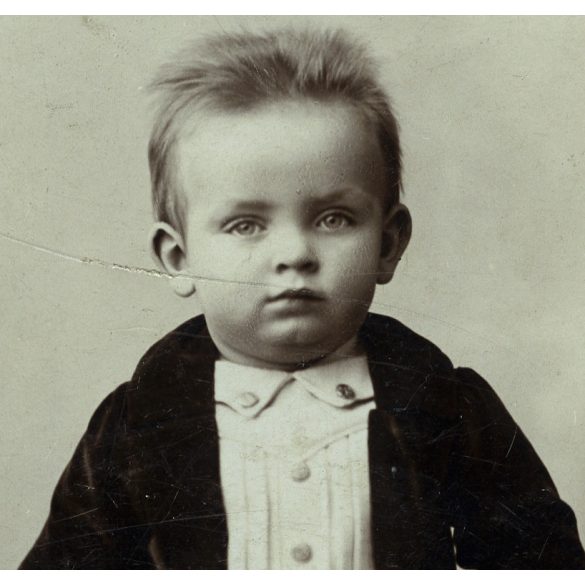 Nagyobb méret, Dunky fivérek műterme, Kolozsvár, Erdély, Dr. Höncz Arisztid (később orvos, fogorvos, hegymászó, Dr. Höncz Kálmán szájsebész fia) gyerekkori portréja, díszes ruha, guruló játék bárány, 