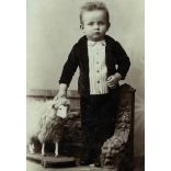 Nagyobb méret, Dunky fivérek műterme, Kolozsvár, Erdély, Dr. Höncz Arisztid (később orvos, fogorvos, hegymászó, Dr. Höncz Kálmán szájsebész fia) gyerekkori portréja, díszes ruha, guruló játék bárány, 