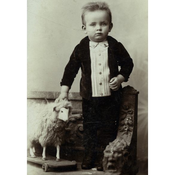 Nagyobb méret, Dunky fivérek műterme, Kolozsvár, Erdély, Dr. Höncz Arisztid (később orvos, fogorvos, hegymászó, Dr. Höncz Kálmán szájsebész fia) gyerekkori portréja, díszes ruha, guruló játék bárány, 