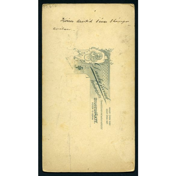 Nagyobb méret, Dunky fivérek műterme, Kolozsvár, Erdély, Dr. Höncz Arisztid (később orvos, fogorvos, hegymászó, Dr. Höncz Kálmán szájsebész fia) gyerekkori portréja, díszes ruha, guruló játék bárány, 