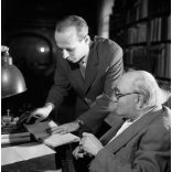 Kotnyek Antal fotóriporter munkája, Füst Milán író, költő otthonában, mellette Dalos László költő, műfordító, színházi hírlapíró, Budapest, ismert, foglalkozás, művészet, szocializmus, 1966, 1960-as é