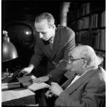 Kotnyek Antal fotóriporter munkája, Füst Milán író, költő otthonában, mellette Dalos László költő, műfordító, színházi hírlapíró, Budapest, ismert, foglalkozás, művészet, szocializmus, 1966, 1960-as é