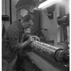   Kotnyek Antal fotóriporter munkája, munkás a textilgyárban, Budapest, Óbuda, volt Goldberger Textilgyár, foglalkozás, kommunizmus, ipar, helytörténet, 1950-es évek,  Eredeti jelzetlen, nagyméretű fotó
