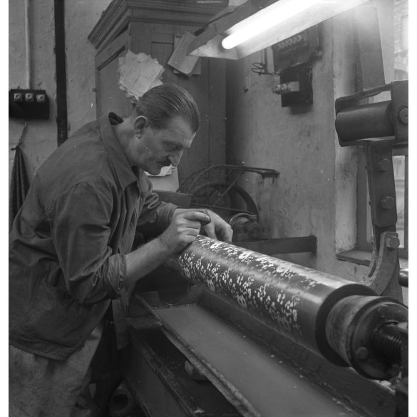 Kotnyek Antal fotóriporter munkája, munkás a textilgyárban, Budapest, Óbuda, volt Goldberger Textilgyár, foglalkozás, kommunizmus, ipar, helytörténet, 1950-es évek,  Eredeti jelzetlen, nagyméretű fotó