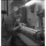 Kotnyek Antal fotóriporter munkája, munkás a textilgyárban, Budapest, Óbuda, volt Goldberger Textilgyár, foglalkozás, kommunizmus, ipar, helytörténet, 1950-es évek,  Eredeti jelzetlen, nagyméretű fotó