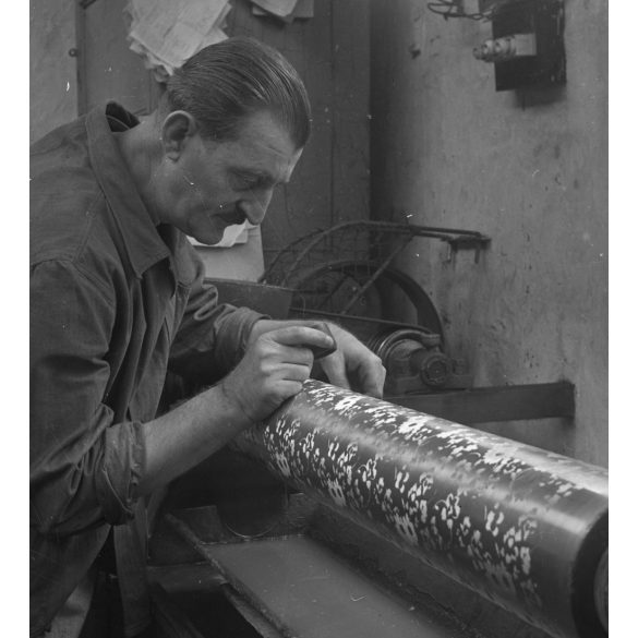 Kotnyek Antal fotóriporter munkája, munkás a textilgyárban, Budapest, Óbuda, volt Goldberger Textilgyár, foglalkozás, kommunizmus, ipar, helytörténet, 1950-es évek,  Eredeti jelzetlen, nagyméretű fotó