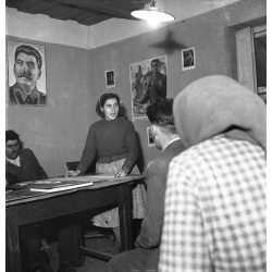   Kotnyek Antal fotóriporter munkája, TSZ parasztok gyűlése Nyíregyháza-Császárszálláson, Sztálin plakát, foglalkozás, kommunizmus, mezőgazdaság, helytörténet, 1950-es évek,  Eredeti jelzetlen, nagymére