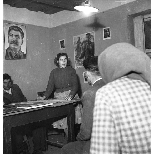 Kotnyek Antal fotóriporter munkája, TSZ parasztok gyűlése Nyíregyháza-Császárszálláson, Sztálin plakát, foglalkozás, kommunizmus, mezőgazdaság, helytörténet, 1950-es évek,  Eredeti jelzetlen, nagymére